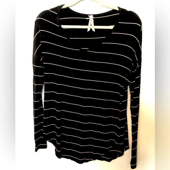 Light weight black and white sweater. Size: S. Lightly worn. - Picture 2 of 6